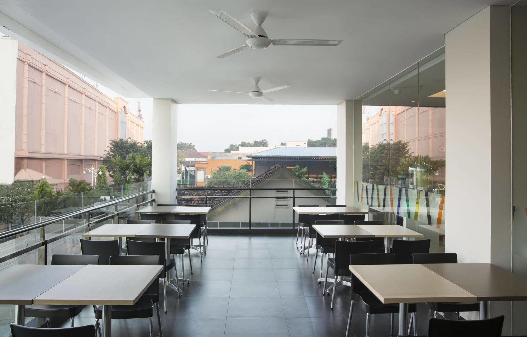 Amaris Hotel Madiun Exteriör bild